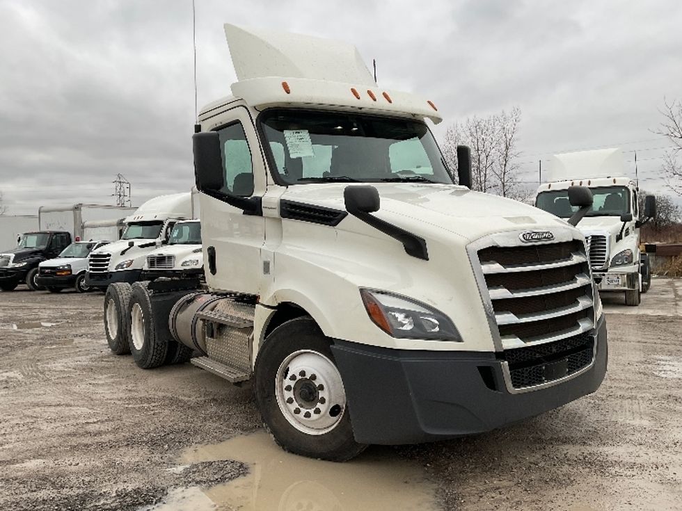 Day Cab Tractor-Heavy Duty Tractors-Freightliner-2018-T12664ST-Saginaw-MI-294,887\n\t\tmiles-$ 50,750 - Image 1