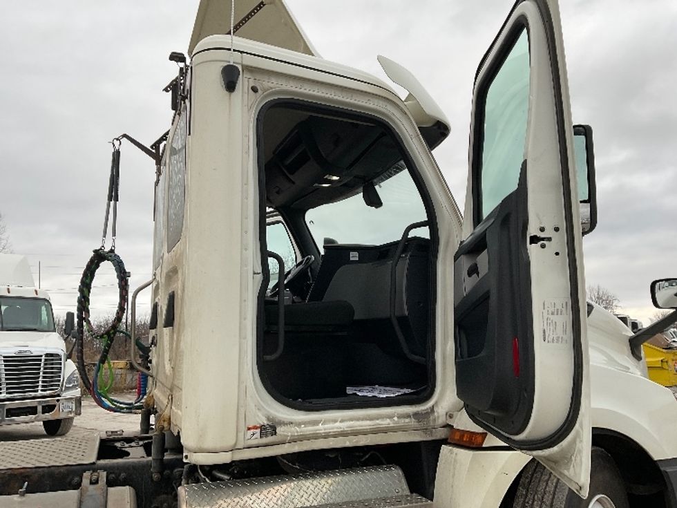 Day Cab Tractor-Heavy Duty Tractors-Freightliner-2018-T12664ST-Saginaw-MI-294,887\n\t\tmiles-$ 50,750 - Image 12