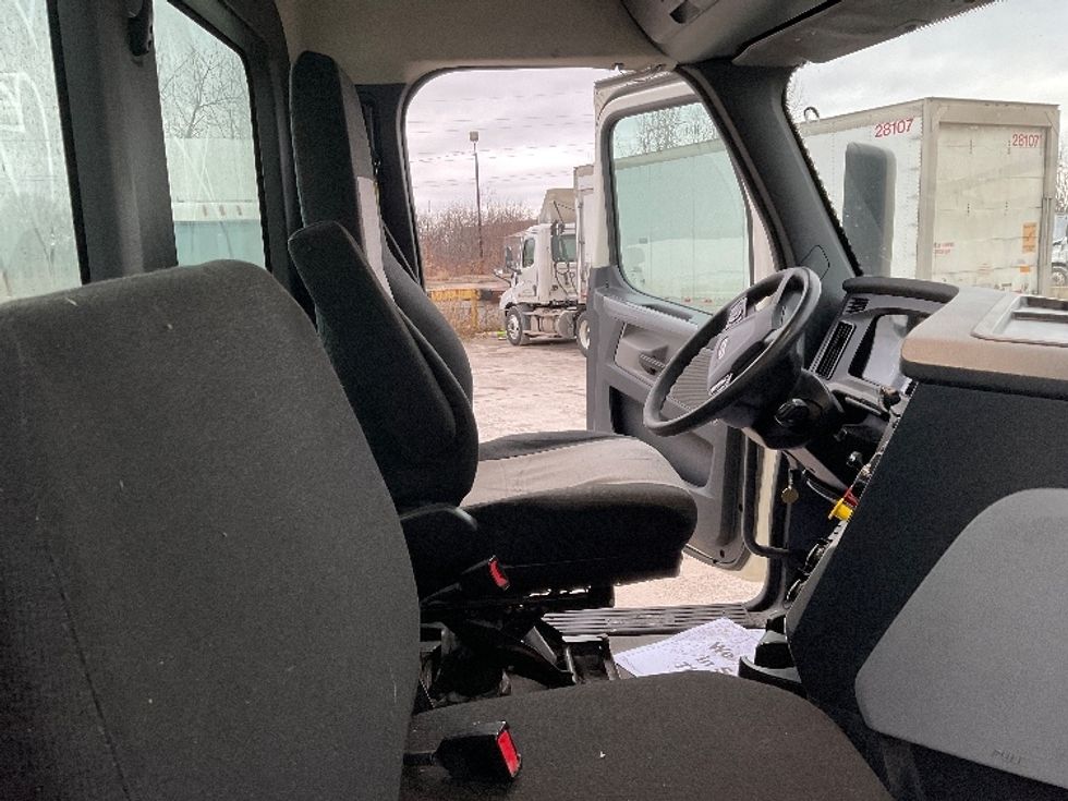 Day Cab Tractor-Heavy Duty Tractors-Freightliner-2018-T12664ST-Saginaw-MI-294,887\n\t\tmiles-$ 50,750 - Image 14