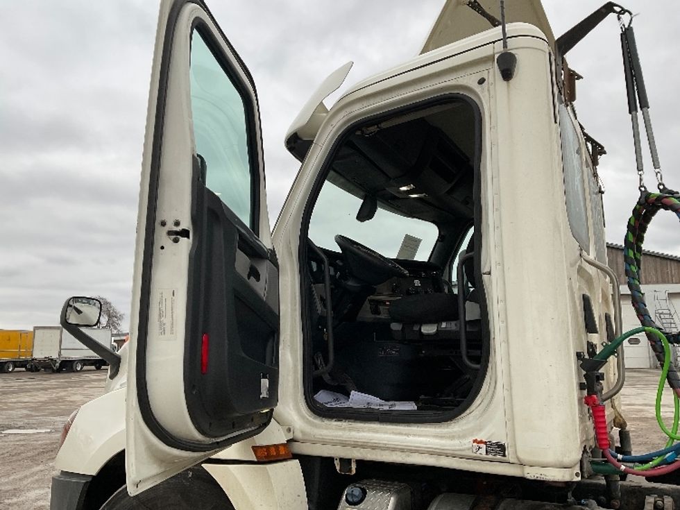 Day Cab Tractor-Heavy Duty Tractors-Freightliner-2018-T12664ST-Saginaw-MI-294,887\n\t\tmiles-$ 50,750 - Image 9
