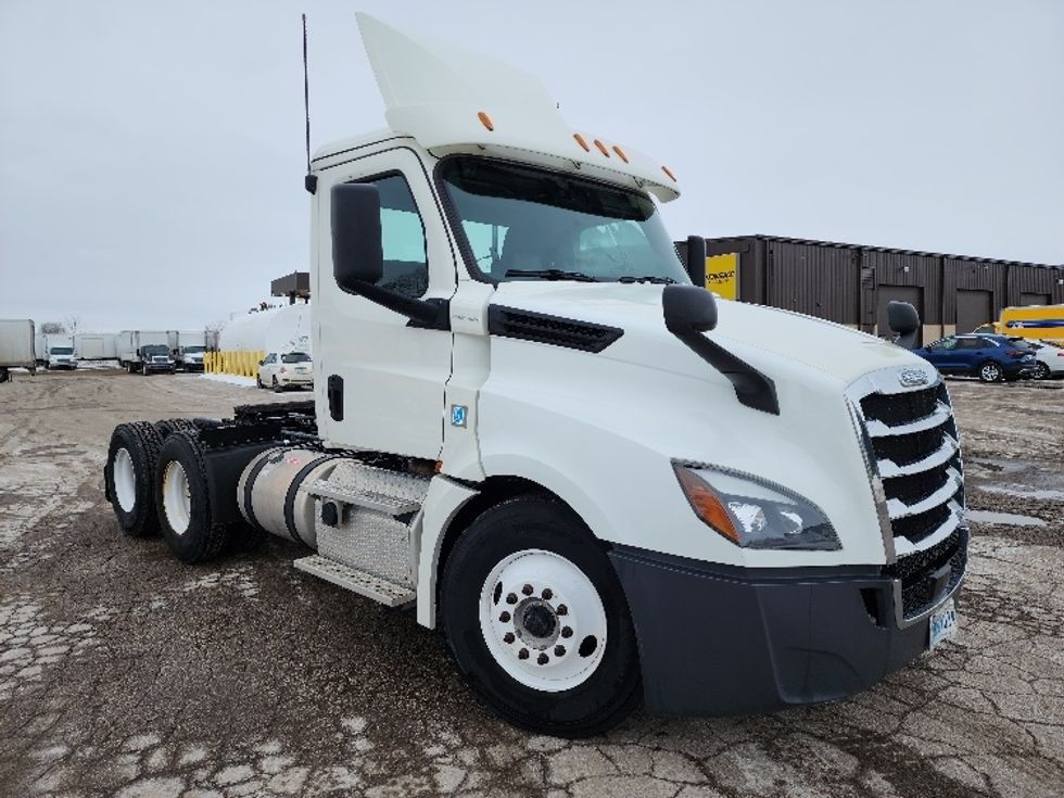 Day Cab Tractor-Heavy Duty Tractors-Freightliner-2018-T12664ST-Saginaw-MI-300,327\n\t\tmiles-$ 46,750 - Image 1