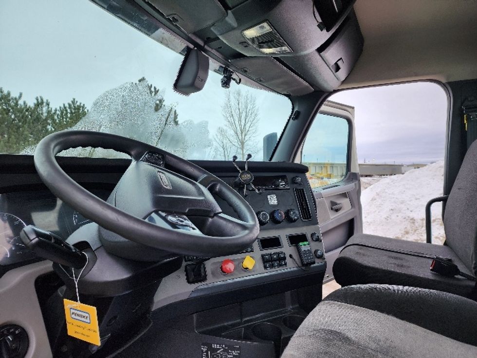 Day Cab Tractor-Heavy Duty Tractors-Freightliner-2018-T12664ST-Saginaw-MI-300,327\n\t\tmiles-$ 46,750 - Image 10