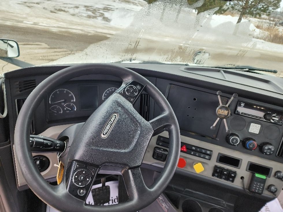 Day Cab Tractor-Heavy Duty Tractors-Freightliner-2018-T12664ST-Saginaw-MI-300,327\n\t\tmiles-$ 46,750 - Image 11