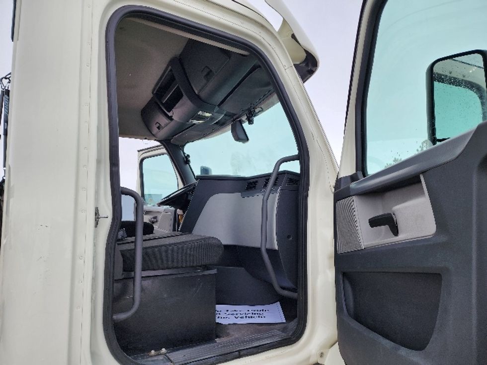 Day Cab Tractor-Heavy Duty Tractors-Freightliner-2018-T12664ST-Saginaw-MI-300,327\n\t\tmiles-$ 46,750 - Image 12