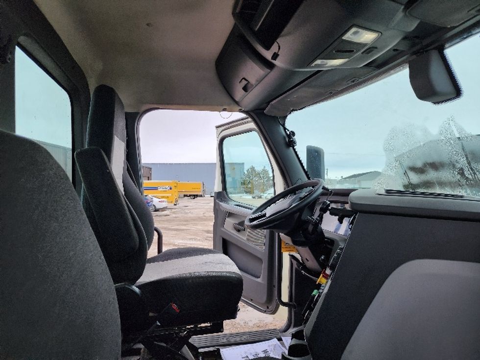 Day Cab Tractor-Heavy Duty Tractors-Freightliner-2018-T12664ST-Saginaw-MI-300,327\n\t\tmiles-$ 46,750 - Image 14