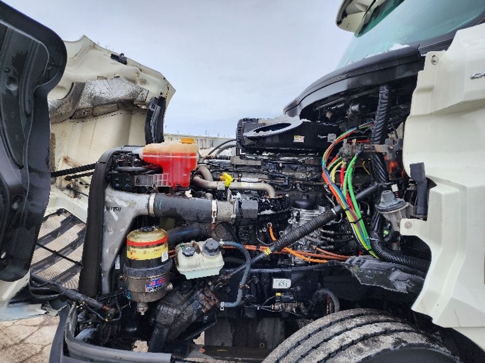 Day Cab Tractor-Heavy Duty Tractors-Freightliner-2018-T12664ST-Saginaw-MI-300,327\n\t\tmiles-$ 46,750 - Image 16