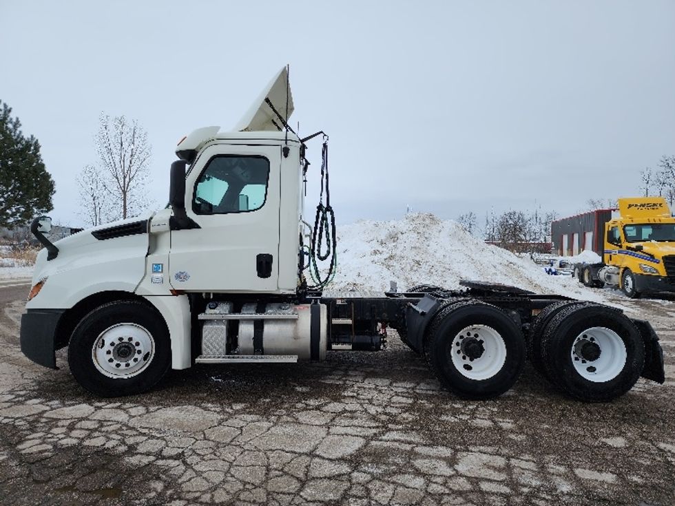 Day Cab Tractor-Heavy Duty Tractors-Freightliner-2018-T12664ST-Saginaw-MI-300,327\n\t\tmiles-$ 46,750 - Image 4
