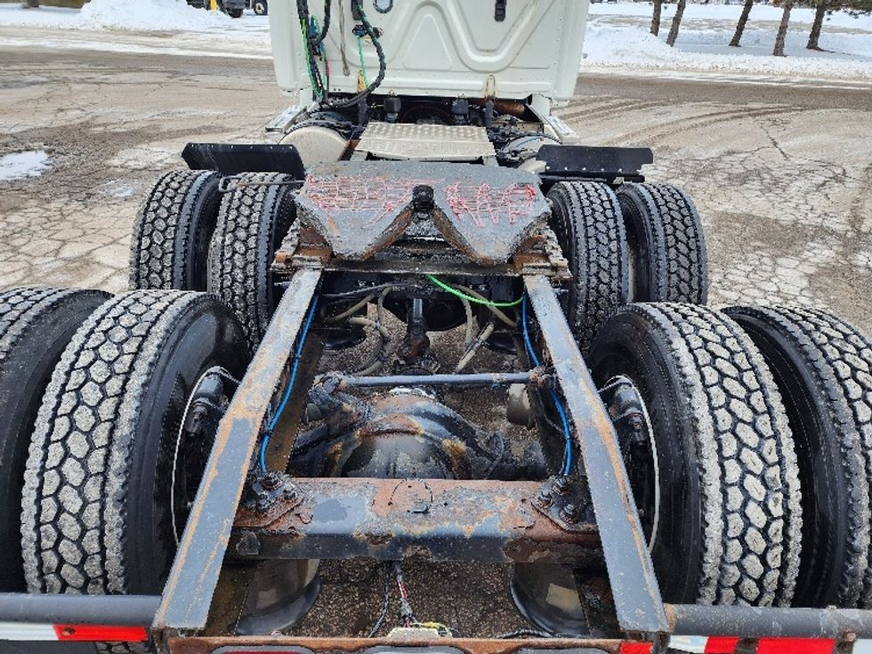 Day Cab Tractor-Heavy Duty Tractors-Freightliner-2018-T12664ST-Saginaw-MI-300,327\n\t\tmiles-$ 46,750 - Image 6