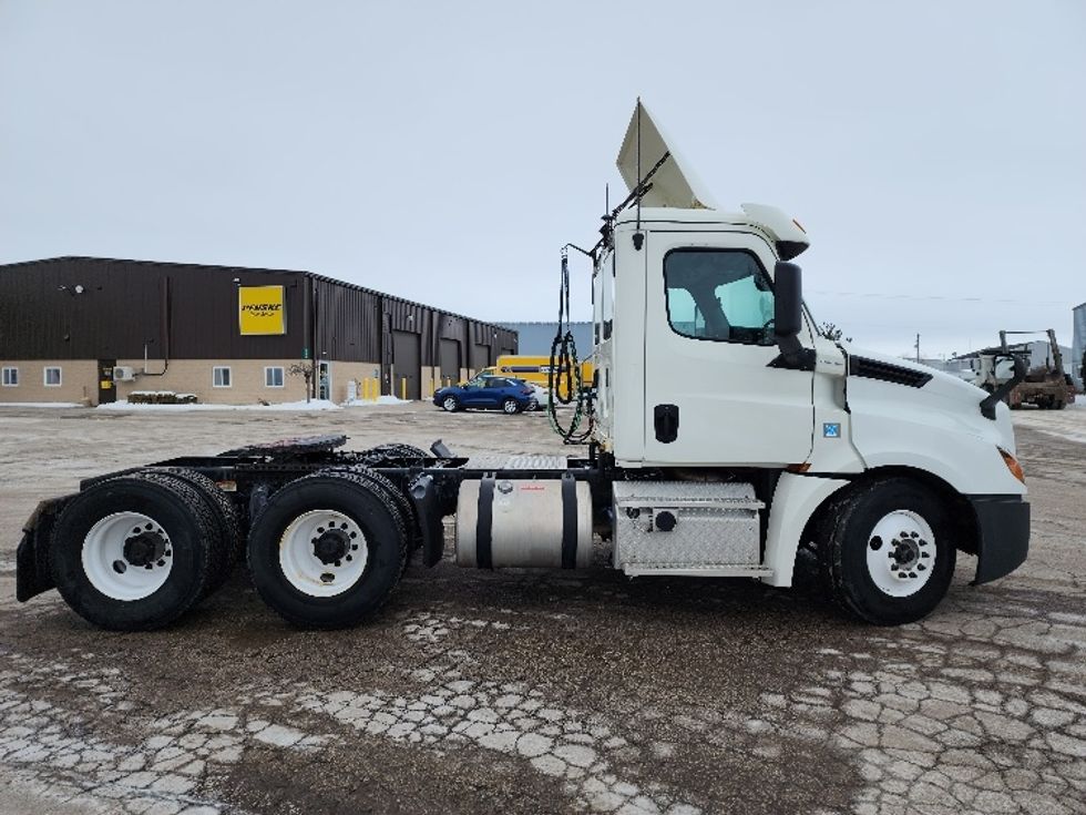 Day Cab Tractor-Heavy Duty Tractors-Freightliner-2018-T12664ST-Saginaw-MI-300,327\n\t\tmiles-$ 46,750 - Image 8