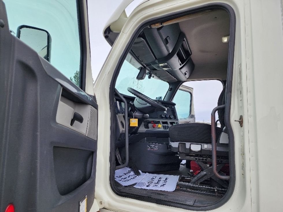Day Cab Tractor-Heavy Duty Tractors-Freightliner-2018-T12664ST-Saginaw-MI-300,327\n\t\tmiles-$ 46,750 - Image 9