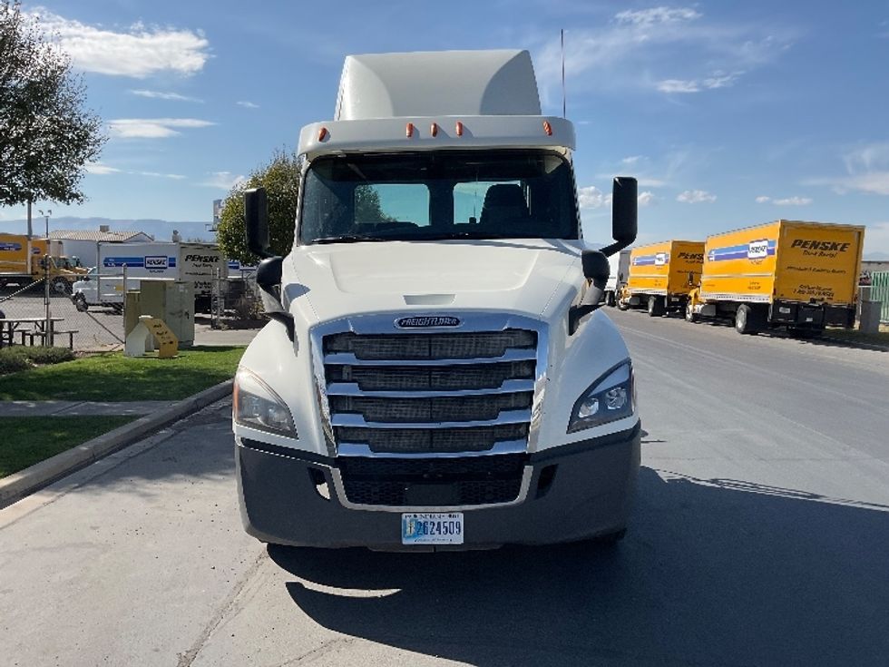 2018 Freightliner Cascadia 126" Day cab photo 2