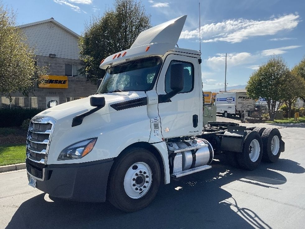 2018 Freightliner Cascadia 126" Day cab photo 3