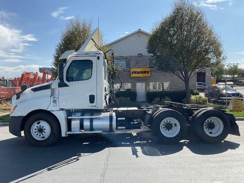 2018 Freightliner Cascadia 126" Day cab photo 4