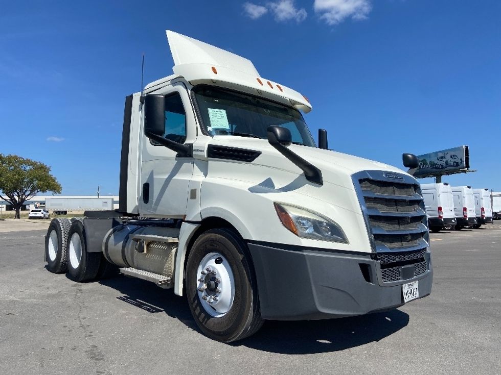 Day Cab Tractor-Heavy Duty Tractors-Freightliner-2018-T12664ST-San Antonio-TX-222,385\n\t\tmiles-$ 53,250 - Image 1