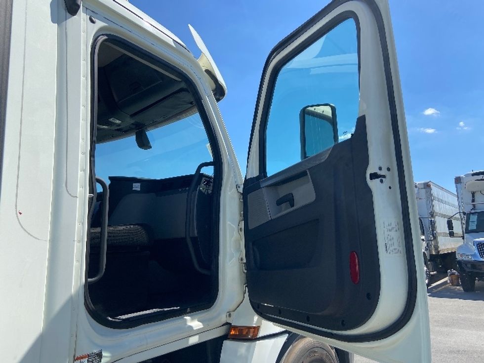 Day Cab Tractor-Heavy Duty Tractors-Freightliner-2018-T12664ST-San Antonio-TX-222,385\n\t\tmiles-$ 53,250 - Image 12