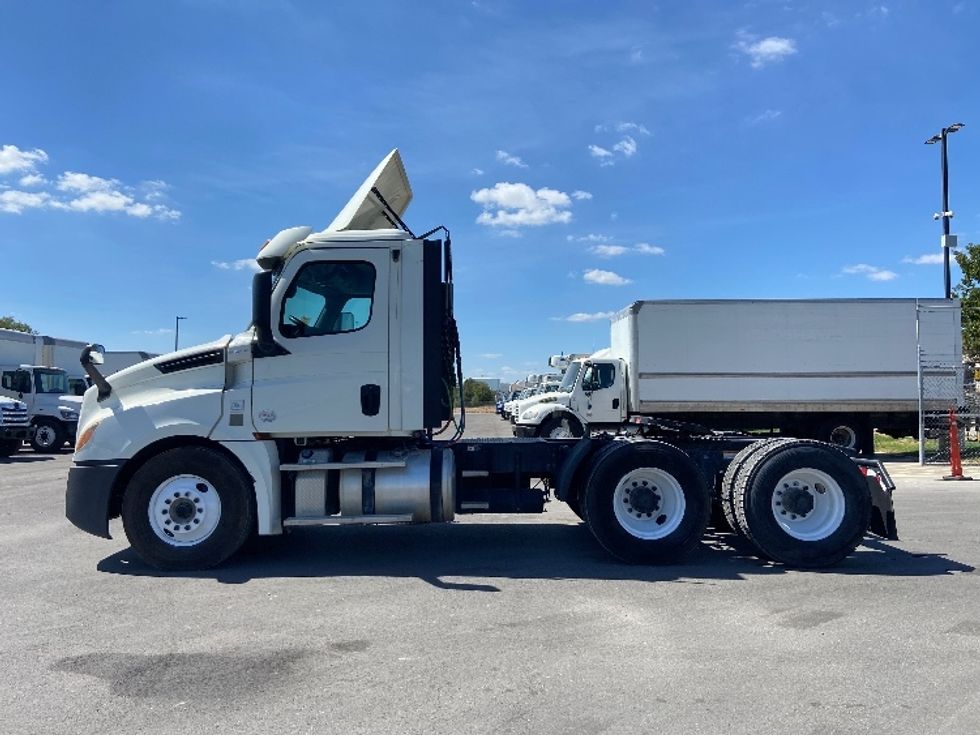 Day Cab Tractor-Heavy Duty Tractors-Freightliner-2018-T12664ST-San Antonio-TX-222,385\n\t\tmiles-$ 53,250 - Image 4