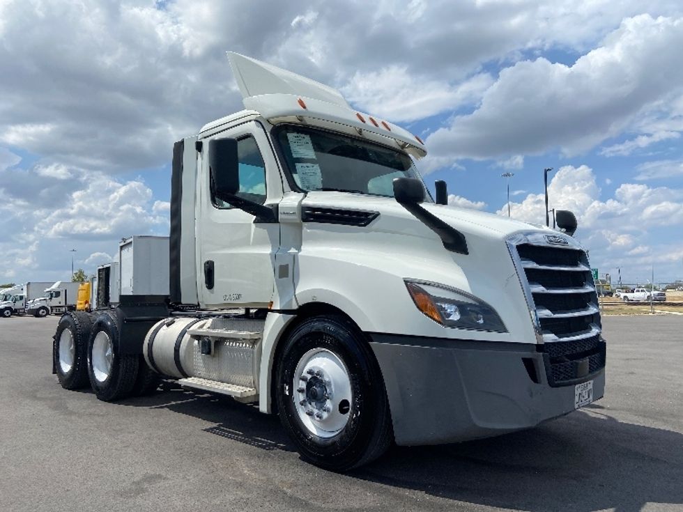Day Cab Tractor-Heavy Duty Tractors-Freightliner-2018-T12664ST-San Antonio-TX-529,010\n\t\tmiles-$ 38,750 - Image 1