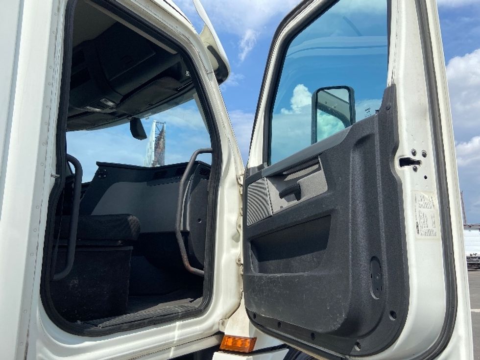 Day Cab Tractor-Heavy Duty Tractors-Freightliner-2018-T12664ST-San Antonio-TX-529,010\n\t\tmiles-$ 38,750 - Image 12