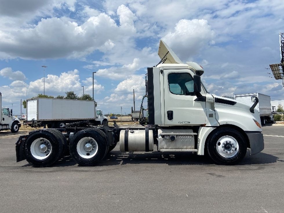Day Cab Tractor-Heavy Duty Tractors-Freightliner-2018-T12664ST-San Antonio-TX-529,010\n\t\tmiles-$ 38,750 - Image 8
