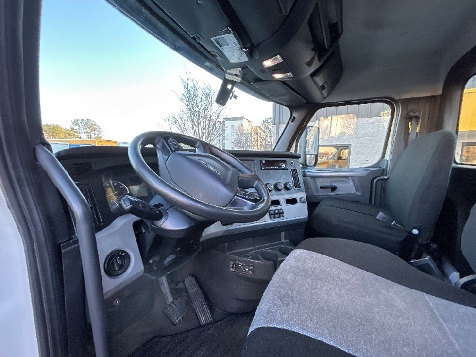 Day Cab Tractor-Heavy Duty Tractors-Freightliner-2018-T12664ST-Sandston-VA-357,036\n\t\tmiles-$ 51,750 - Image 10