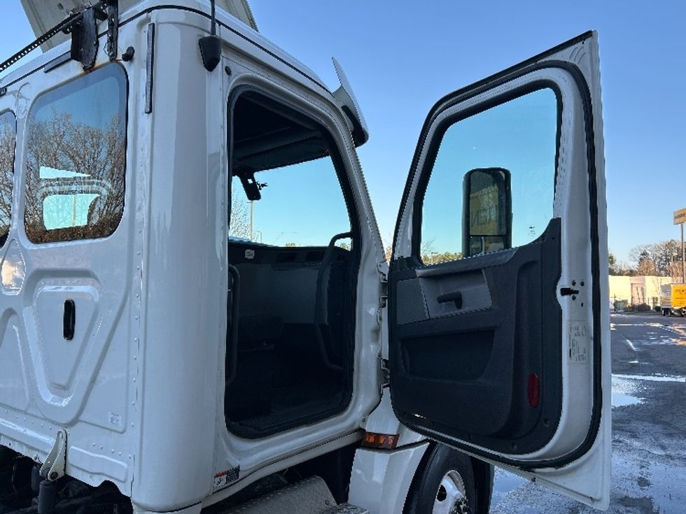 Day Cab Tractor-Heavy Duty Tractors-Freightliner-2018-T12664ST-Sandston-VA-357,036\n\t\tmiles-$ 51,750 - Image 12