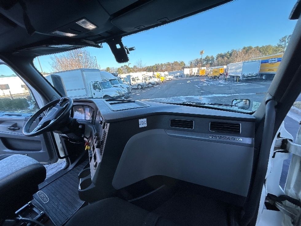 Day Cab Tractor-Heavy Duty Tractors-Freightliner-2018-T12664ST-Sandston-VA-357,036\n\t\tmiles-$ 51,750 - Image 13