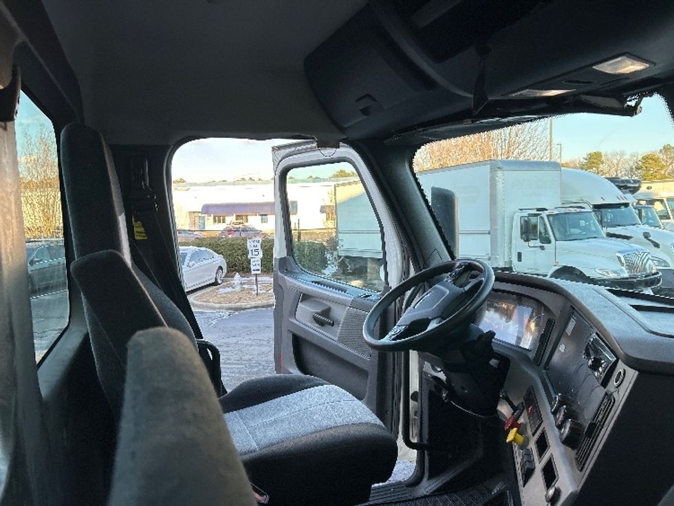 Day Cab Tractor-Heavy Duty Tractors-Freightliner-2018-T12664ST-Sandston-VA-357,036\n\t\tmiles-$ 51,750 - Image 14