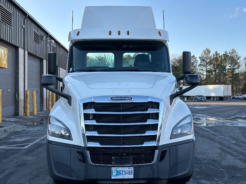 Day Cab Tractor-Heavy Duty Tractors-Freightliner-2018-T12664ST-Sandston-VA-357,036\n\t\tmiles-$ 51,750 - Image 2