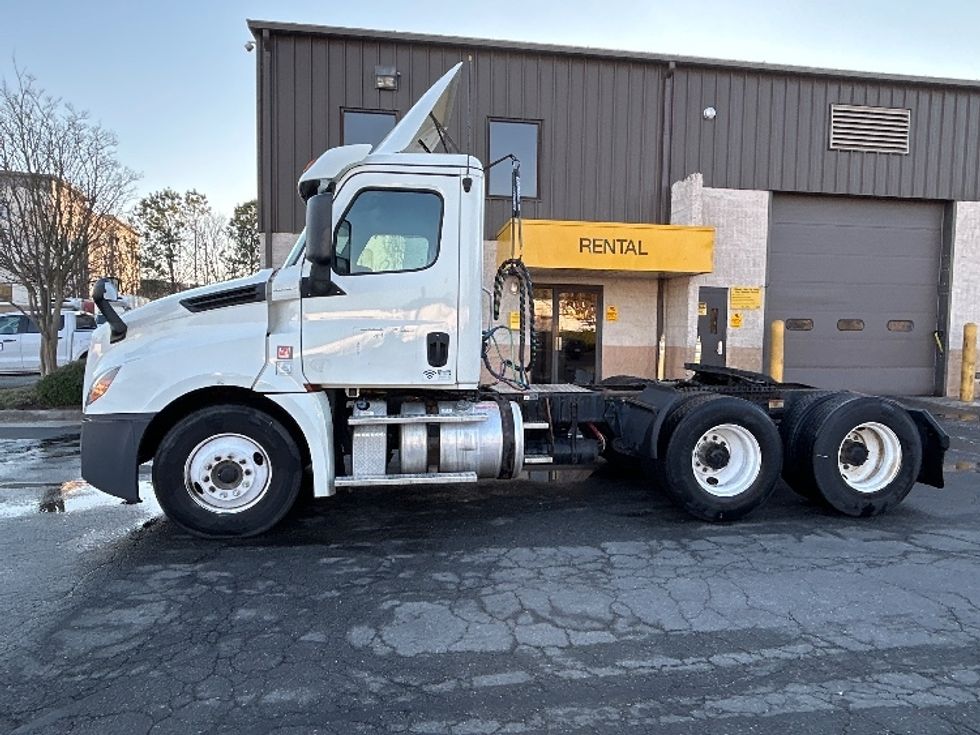 Day Cab Tractor-Heavy Duty Tractors-Freightliner-2018-T12664ST-Sandston-VA-357,036\n\t\tmiles-$ 51,750 - Image 4