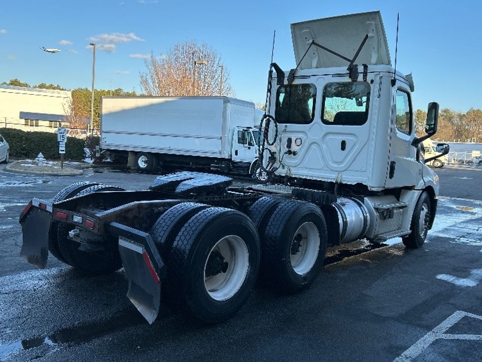 Day Cab Tractor-Heavy Duty Tractors-Freightliner-2018-T12664ST-Sandston-VA-357,036\n\t\tmiles-$ 51,750 - Image 7