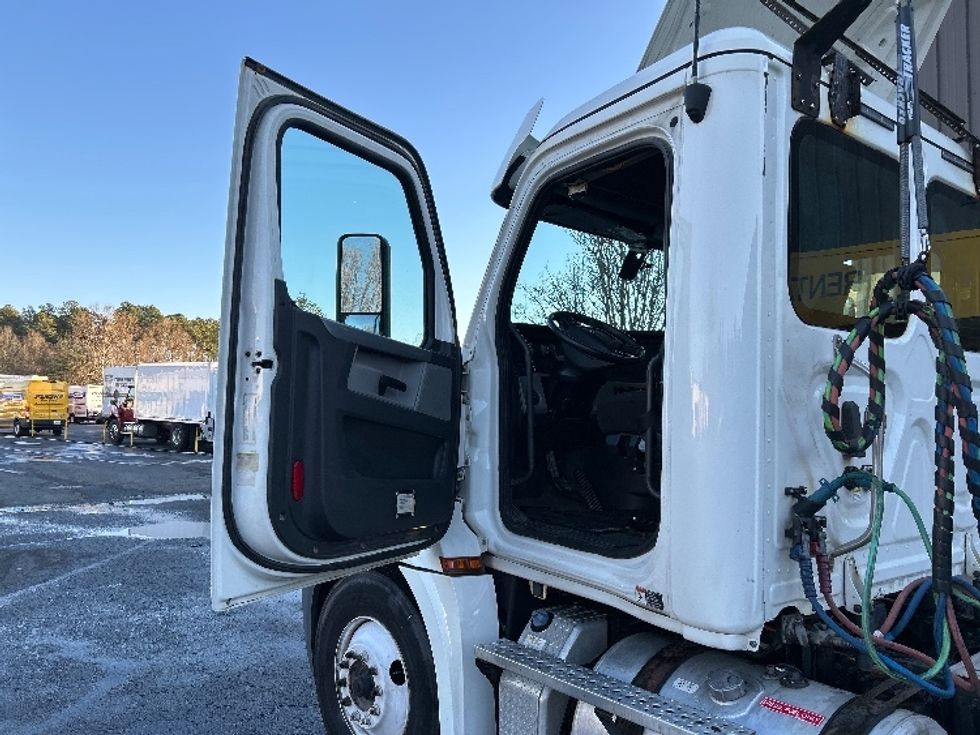 Day Cab Tractor-Heavy Duty Tractors-Freightliner-2018-T12664ST-Sandston-VA-357,036\n\t\tmiles-$ 51,750 - Image 9