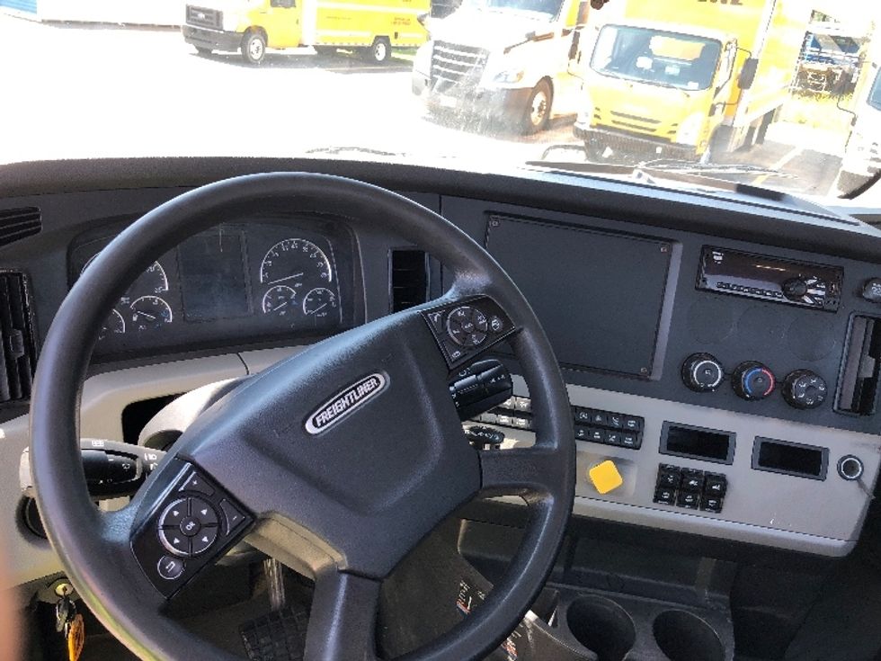 Day Cab Tractor-Heavy Duty Tractors-Freightliner-2018-T12664ST-Shreveport-LA-344,366\n\t\tmiles-$ 49,000 - Image 11