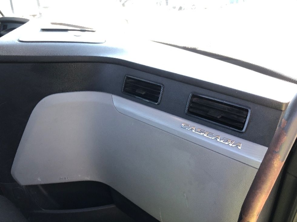 Day Cab Tractor-Heavy Duty Tractors-Freightliner-2018-T12664ST-Shreveport-LA-344,366\n\t\tmiles-$ 49,000 - Image 13