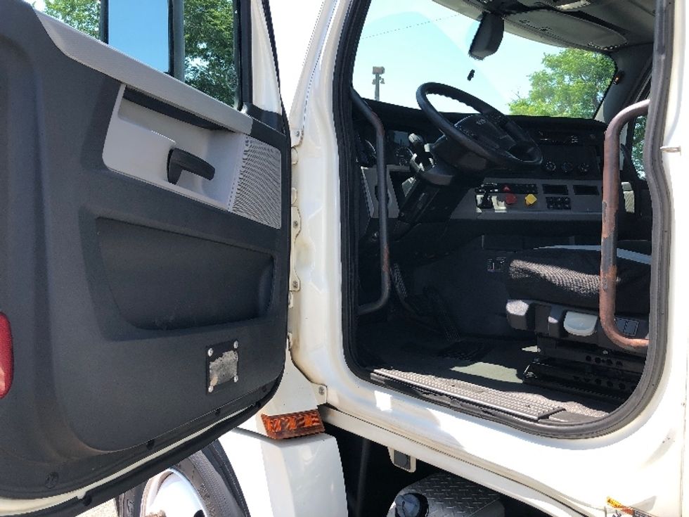 Day Cab Tractor-Heavy Duty Tractors-Freightliner-2018-T12664ST-Shreveport-LA-344,366\n\t\tmiles-$ 49,000 - Image 9