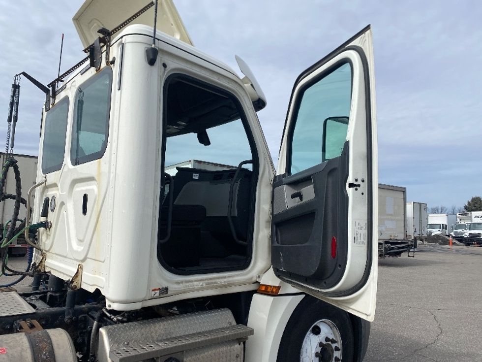 Day Cab Tractor-Heavy Duty Tractors-Freightliner-2018-T12664ST-South Bend-IN-502,798\n\t\tmiles-$ 41,000 - Image 12