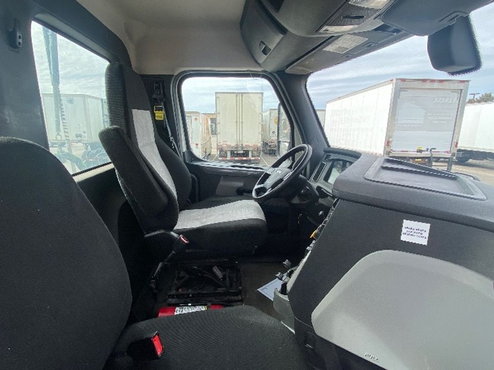 Day Cab Tractor-Heavy Duty Tractors-Freightliner-2018-T12664ST-South Bend-IN-502,798\n\t\tmiles-$ 41,000 - Image 14