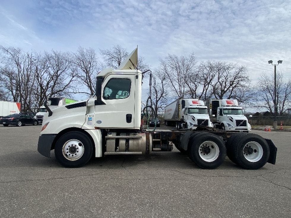 Day Cab Tractor-Heavy Duty Tractors-Freightliner-2018-T12664ST-South Bend-IN-502,798\n\t\tmiles-$ 41,000 - Image 4
