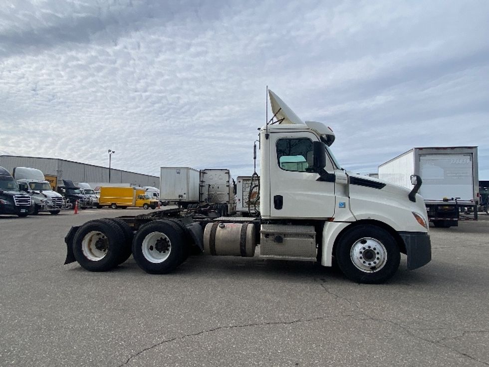 Day Cab Tractor-Heavy Duty Tractors-Freightliner-2018-T12664ST-South Bend-IN-502,798\n\t\tmiles-$ 41,000 - Image 8