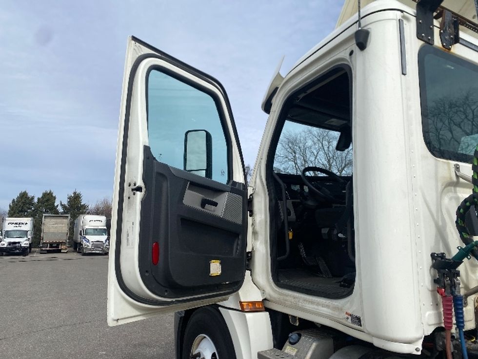 Day Cab Tractor-Heavy Duty Tractors-Freightliner-2018-T12664ST-South Bend-IN-502,798\n\t\tmiles-$ 41,000 - Image 9