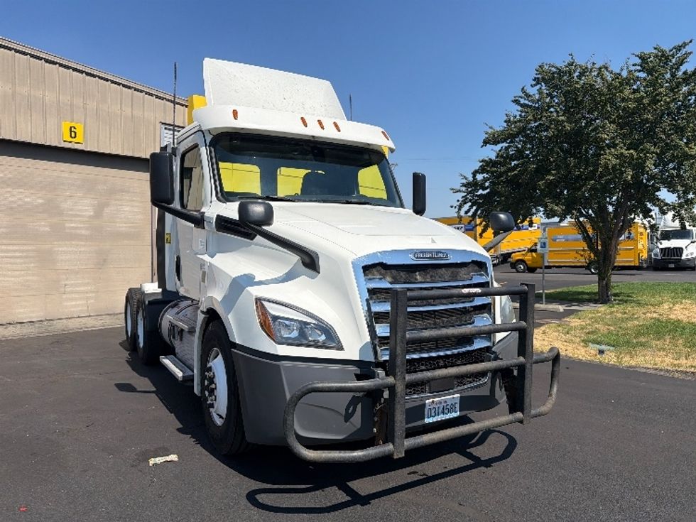 Day Cab Tractor-Heavy Duty Tractors-Freightliner-2018-T12664ST-Spokane Valley-WA-537,908\n\t\tmiles-$ 38,000 - Image 1