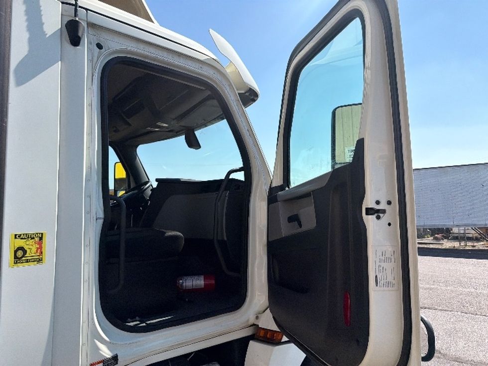 Day Cab Tractor-Heavy Duty Tractors-Freightliner-2018-T12664ST-Spokane Valley-WA-537,908\n\t\tmiles-$ 38,000 - Image 12