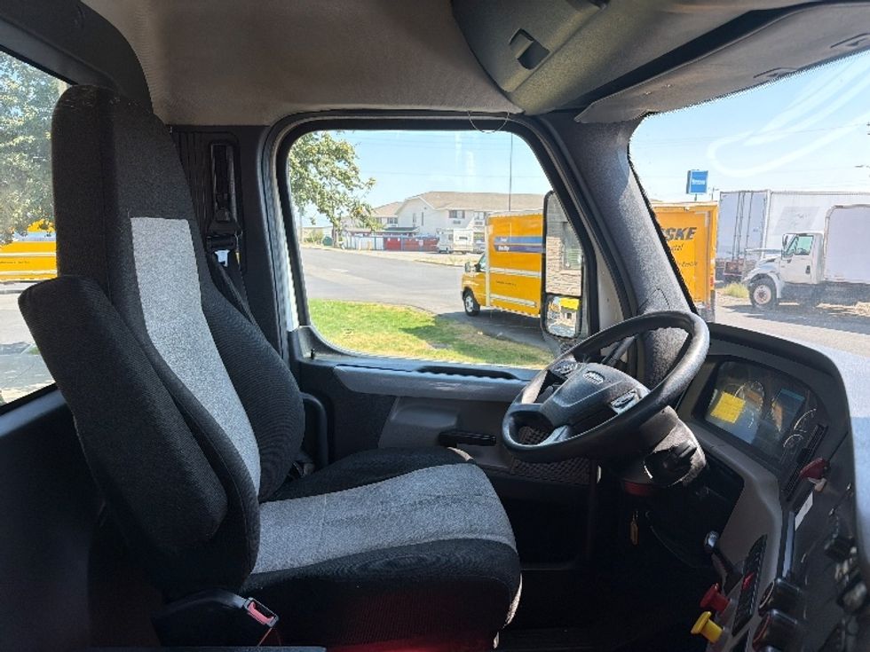 Day Cab Tractor-Heavy Duty Tractors-Freightliner-2018-T12664ST-Spokane Valley-WA-537,908\n\t\tmiles-$ 38,000 - Image 14