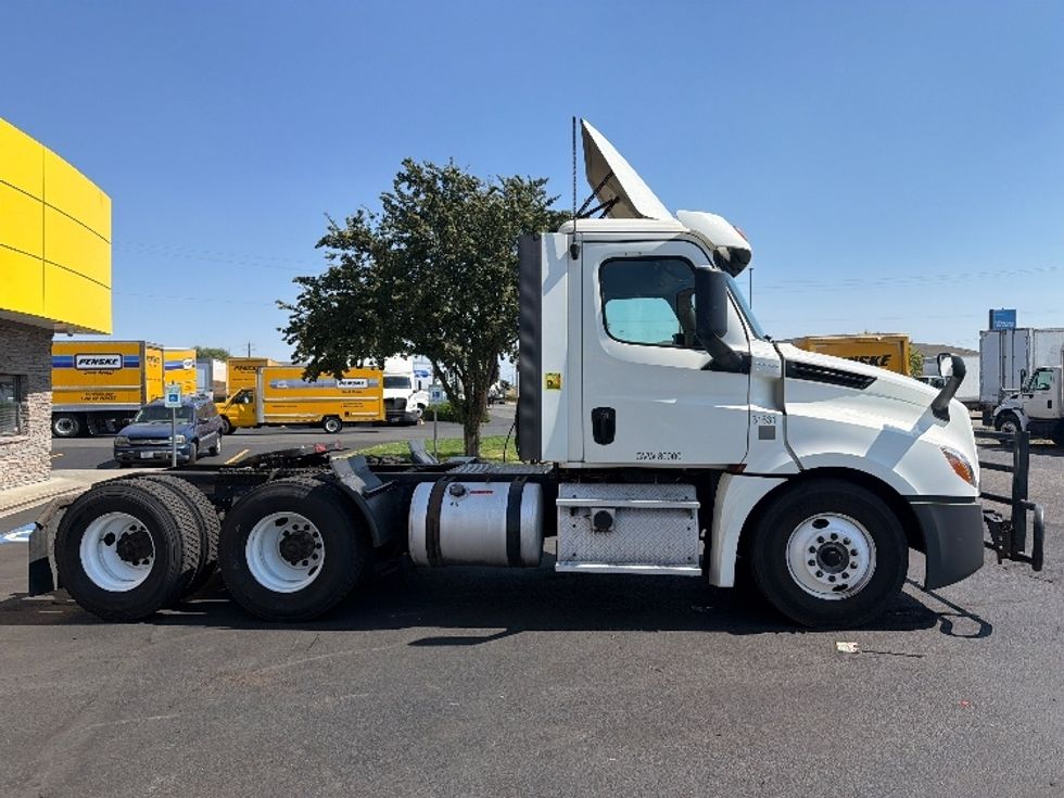 Day Cab Tractor-Heavy Duty Tractors-Freightliner-2018-T12664ST-Spokane Valley-WA-537,908\n\t\tmiles-$ 38,000 - Image 8