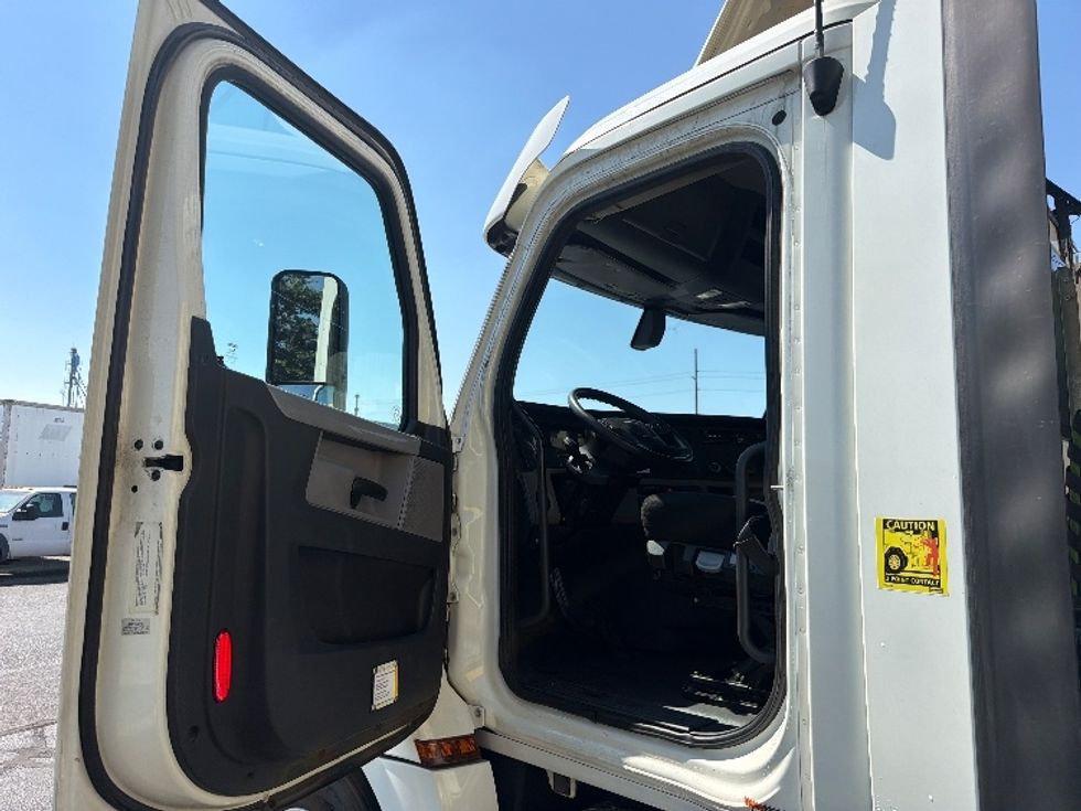 Day Cab Tractor-Heavy Duty Tractors-Freightliner-2018-T12664ST-Spokane Valley-WA-537,908\n\t\tmiles-$ 38,000 - Image 9