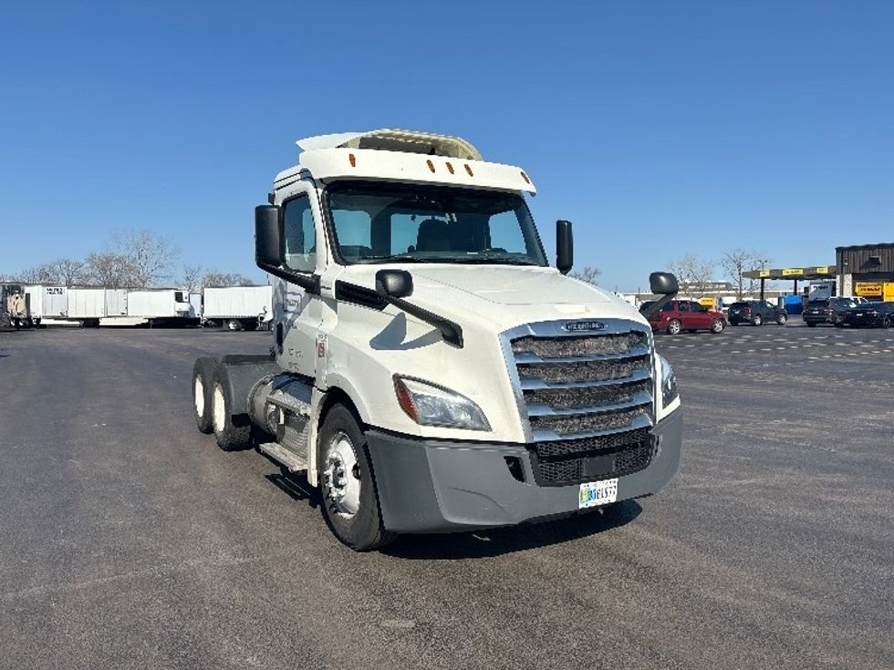 Day Cab Tractor-Heavy Duty Tractors-Freightliner-2018-T12664ST-Sturtevant-WI-395,025\n\t\tmiles-$ 48,750 - Image 1