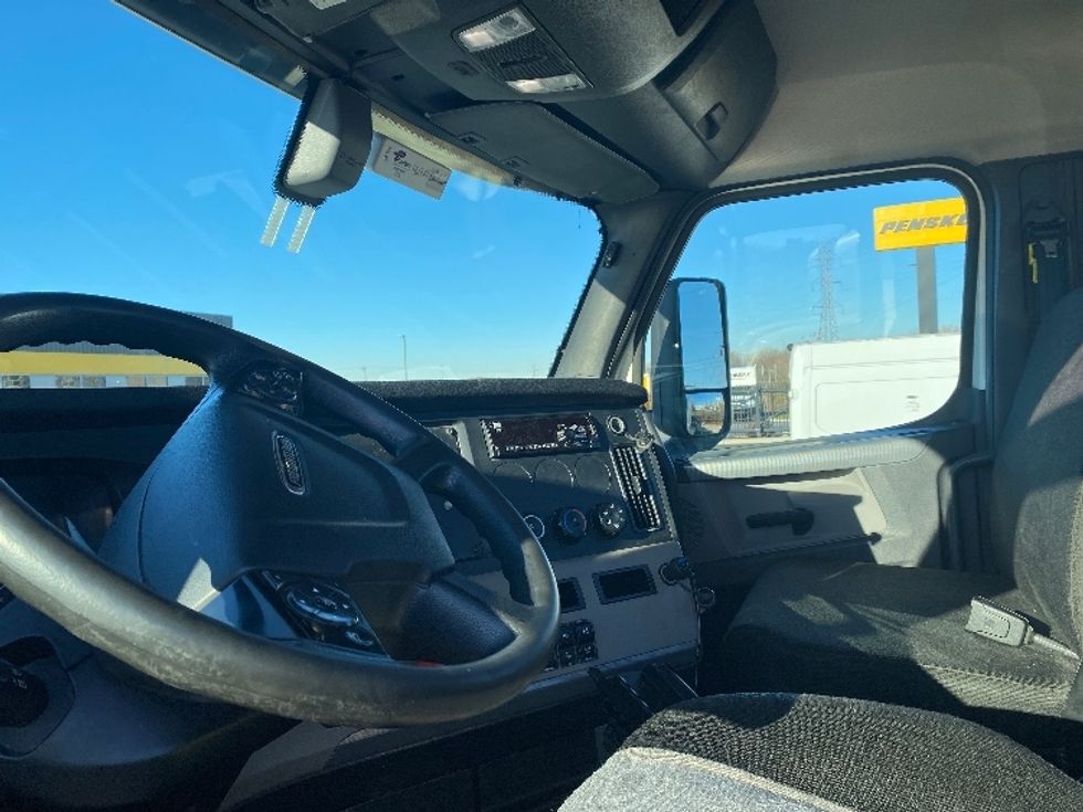 Day Cab Tractor-Heavy Duty Tractors-Freightliner-2018-T12664ST-Sturtevant-WI-395,025\n\t\tmiles-$ 48,750 - Image 10
