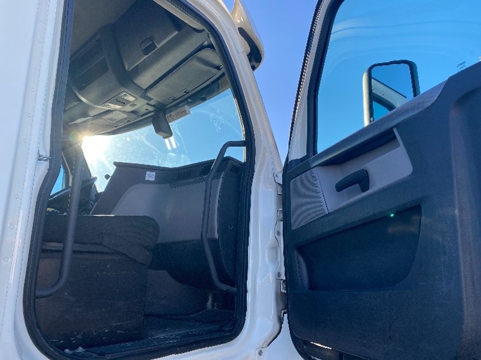 Day Cab Tractor-Heavy Duty Tractors-Freightliner-2018-T12664ST-Sturtevant-WI-395,025\n\t\tmiles-$ 48,750 - Image 12