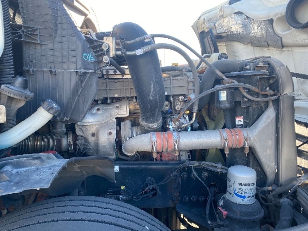 Day Cab Tractor-Heavy Duty Tractors-Freightliner-2018-T12664ST-Sturtevant-WI-395,025\n\t\tmiles-$ 48,750 - Image 15