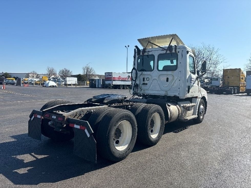 Day Cab Tractor-Heavy Duty Tractors-Freightliner-2018-T12664ST-Sturtevant-WI-395,025\n\t\tmiles-$ 48,750 - Image 7
