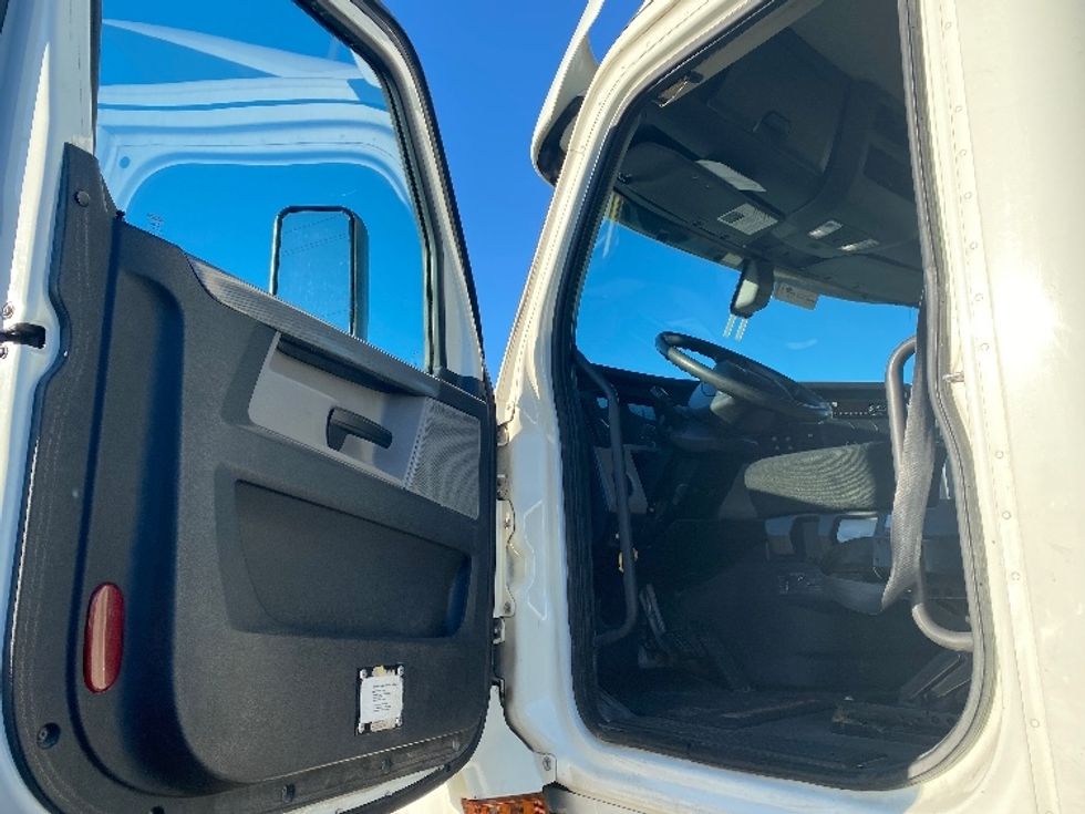 Day Cab Tractor-Heavy Duty Tractors-Freightliner-2018-T12664ST-Sturtevant-WI-395,025\n\t\tmiles-$ 48,750 - Image 9